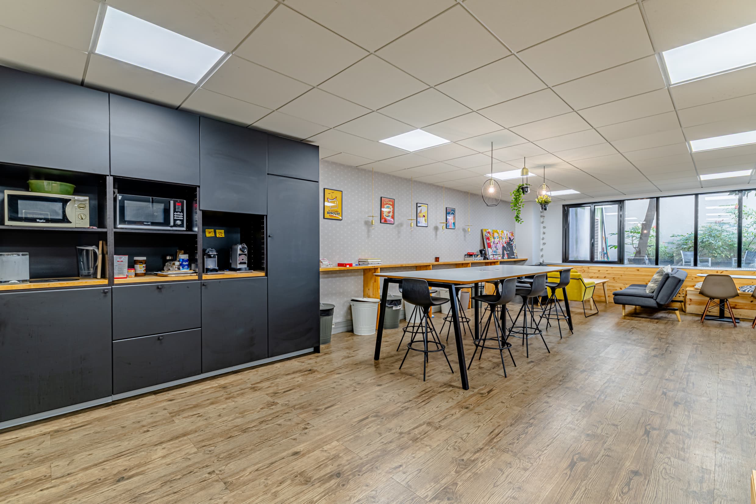 Cafétéria avec vue sur patio intérieur